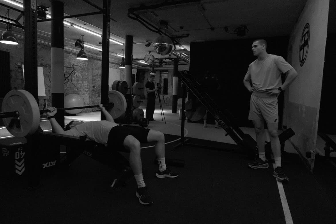 1:1 Coaching am Bankdrücken im Cave Zürich